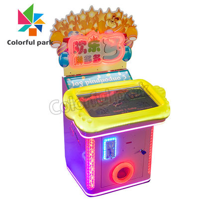 Το νόμισμα επάνω καψών στο εσωτερικό arcade νόμισμα γρίφων τορνευτικών πριονιών παιδιών ευτυχές ενεργοποίησε την τηλεοπτική μηχανή παιχνιδιών για την πώληση
